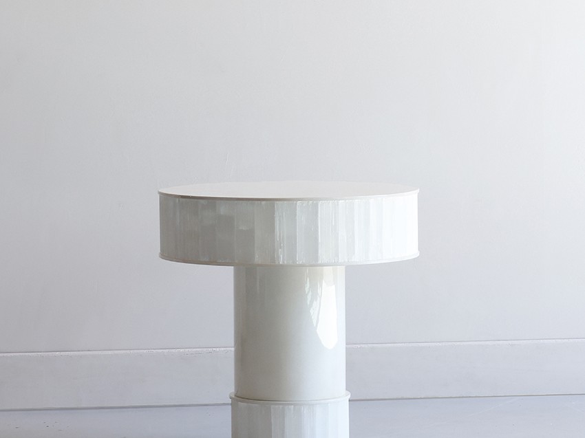 White modern side table in lacquer and gypse by Jallu Ébéistes