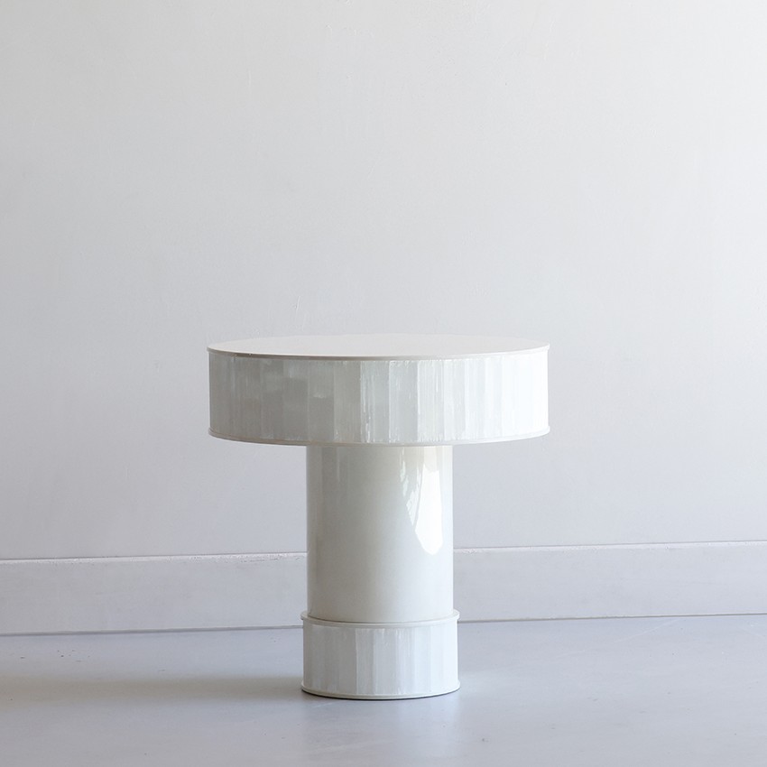White modern side table in lacquer and gypse by Jallu Ébéistes