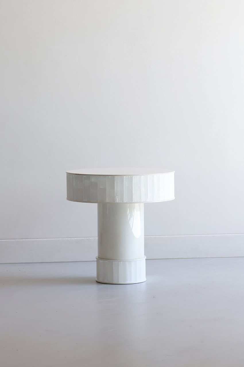 White modern side table in lacquer and gypse by Jallu Ébéistes
